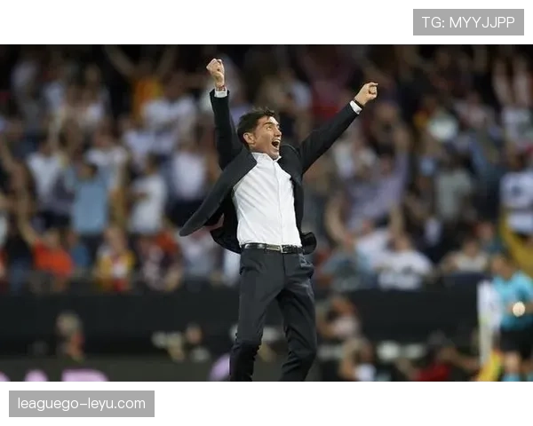 黄潜主帅风格鲜明,球队赛季开局焕然一新引期待 黄潜主帅风格鲜明,球队赛季开局焕然一新引期待