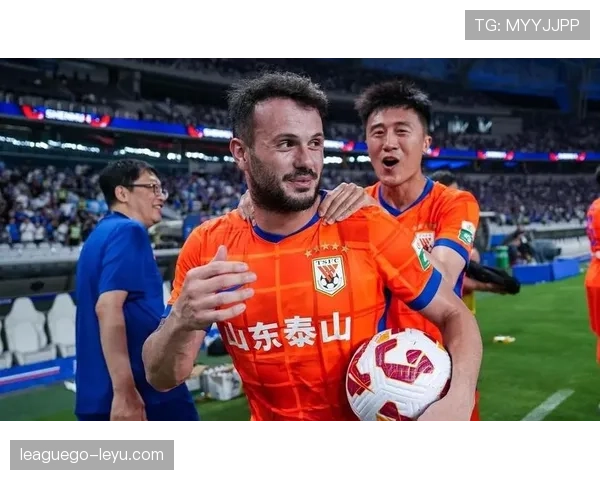 中超主力球员表现抢眼，助球队稳居联赛榜首