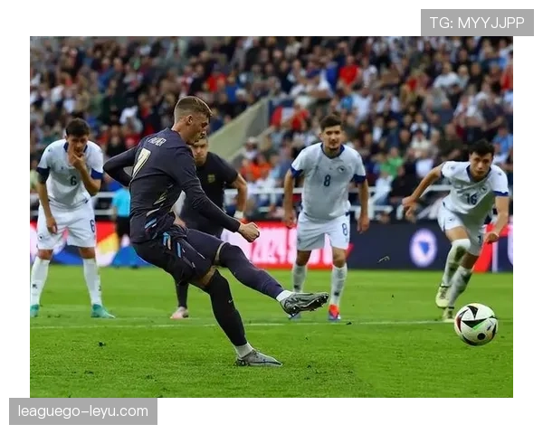 中场组织者价值凸显 本赛季表现稳健成球队攻防枢纽