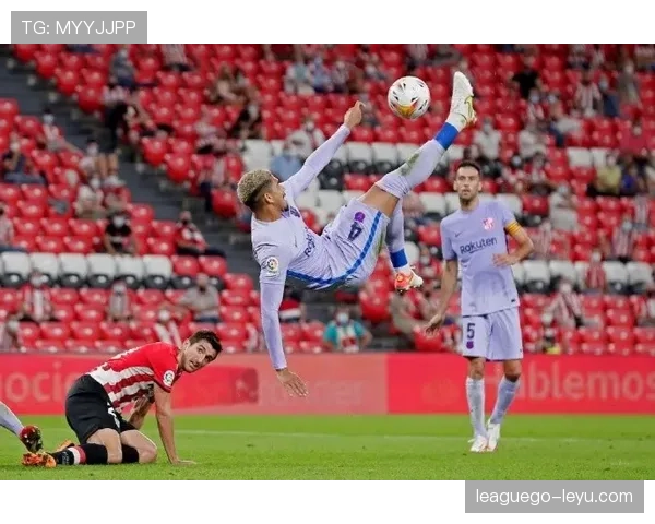 “拜仁暴露致命漏洞!如此依赖边路,三冠王梦想注定破产!” “拜仁暴露致命漏洞!如此依赖边路,三冠王梦想注定破产!”