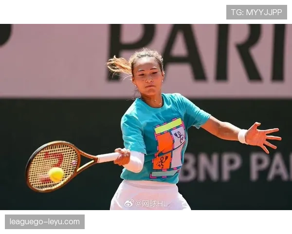 郑钦文训练间偶遇豪车，球拍都比我家沙发贵？