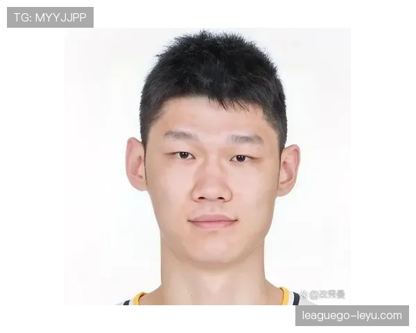 胡金秋训练完啃馒头那会儿，真没人信他年薪顶别人十年